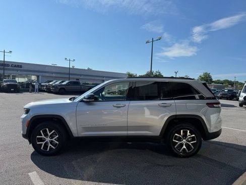 Used 2025 Jeep Grand Cherokee Limited w/ Luxury Tech Group II AWD/4WD image 15