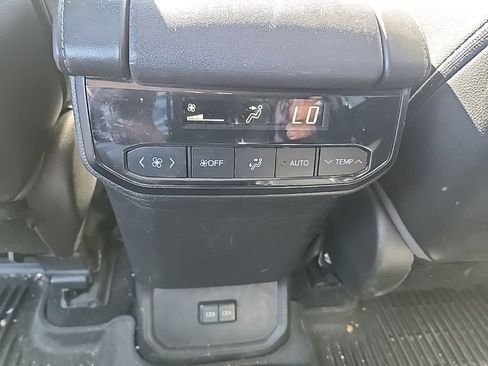 Used 2022 Toyota Highlander XLE AWD/4WD image 37