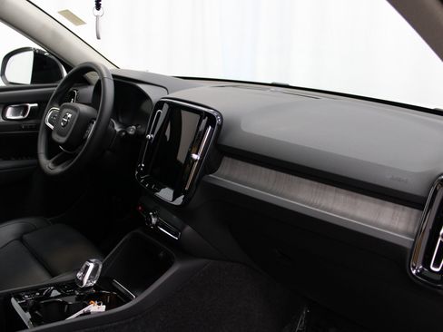Used 2025 Volvo XC40 B5 Plus image 24
