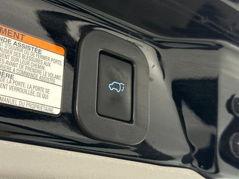 Used 2016 Toyota Sienna SE w/ SE Preferred Package FWD image 17
