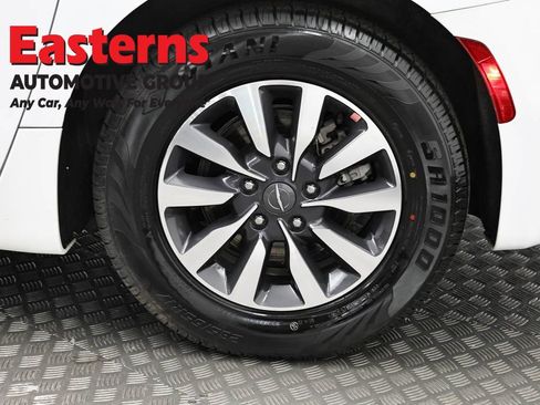 Used 2024 Chrysler Pacifica Select image 32