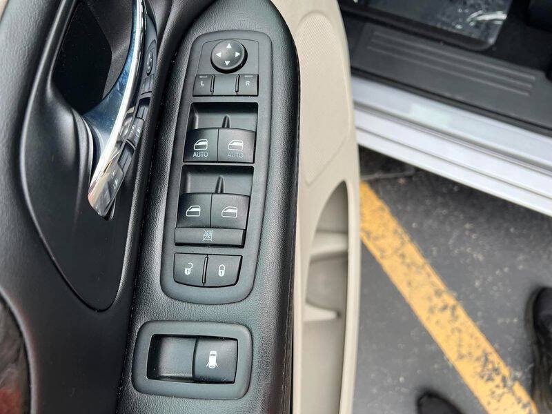 Used 2018 Dodge Grand Caravan SE w/ UConnect Hands-Free Group FWD image 17