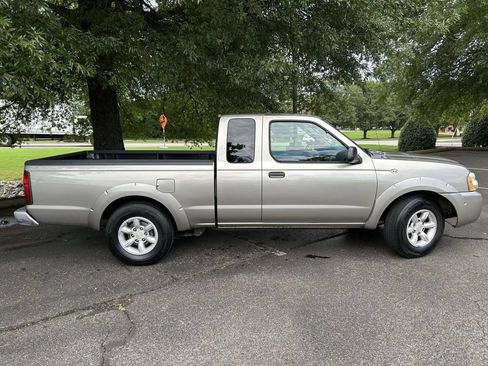 Used 2004 Nissan Frontier XE w/ (VTP) Value Truck Pkg RWD image 2