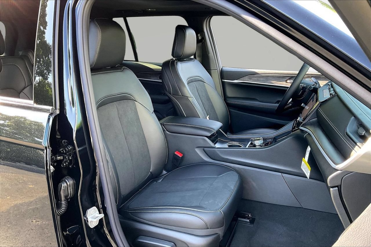 New 2026 Jeep Grand Cherokee Altitude AWD/4WD image 20