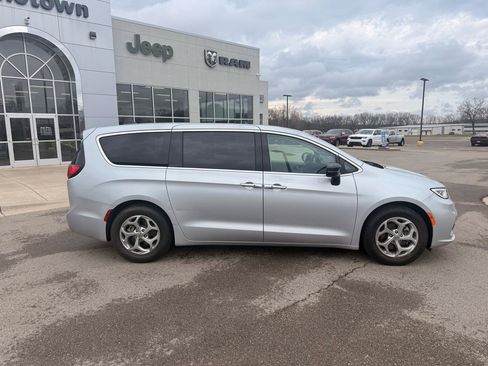 Used 2024 Chrysler Pacifica Limited FWD image 2