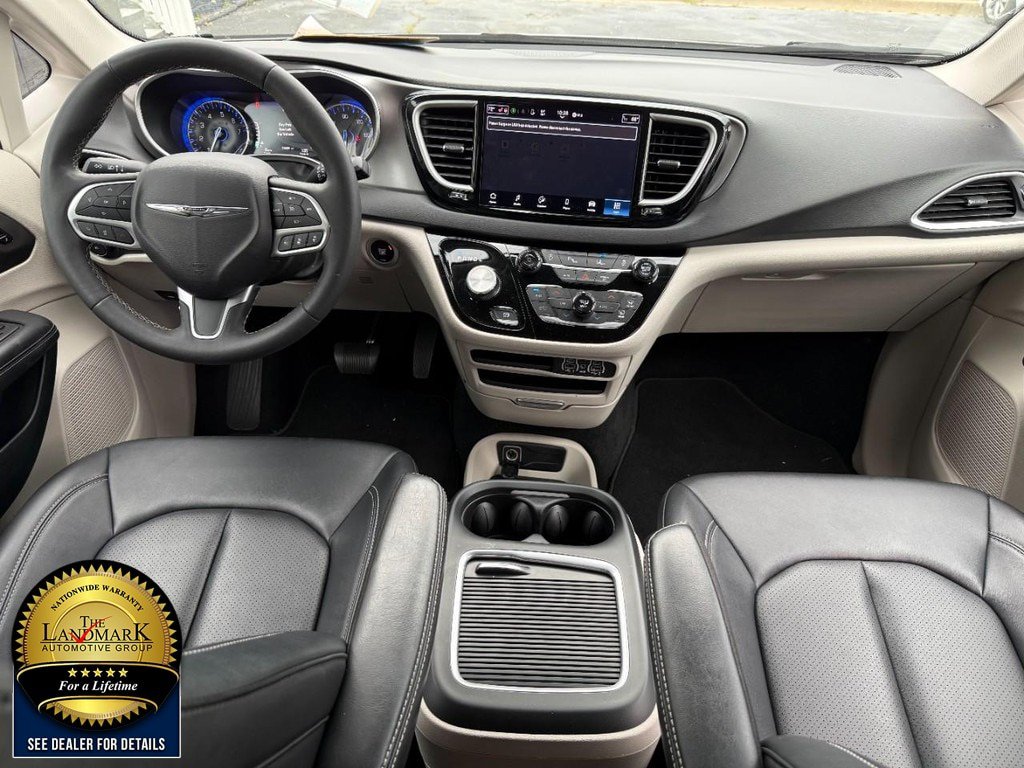 Used 2024 Chrysler Pacifica Touring-L FWD image 18