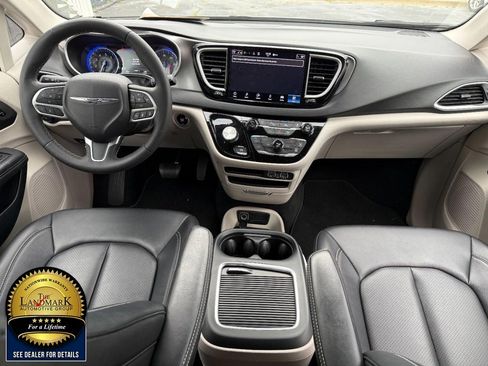 Used 2024 Chrysler Pacifica Touring-L FWD image 18