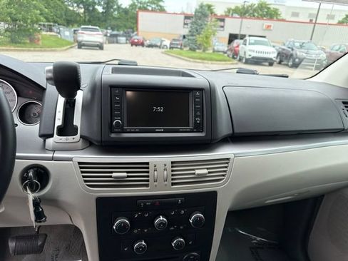 Used 2011 Volkswagen Routan SE FWD image 13