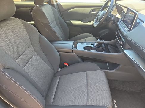 Certified 2025 Nissan Rogue SV FWD image 6