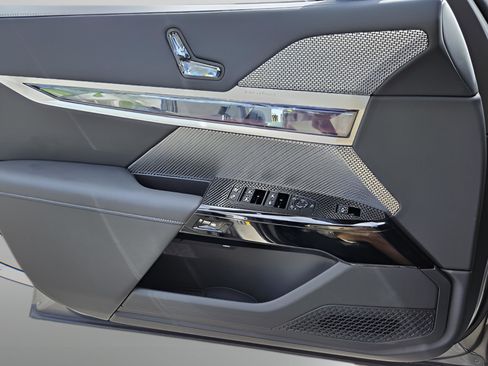 New 2025 BMW i7 xDrive60 image 30