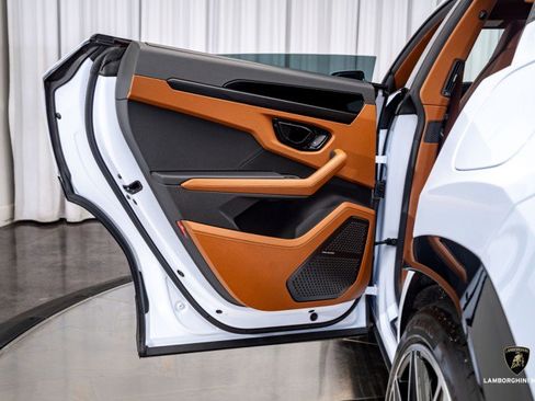 Used 2025 Lamborghini Urus SE image 48