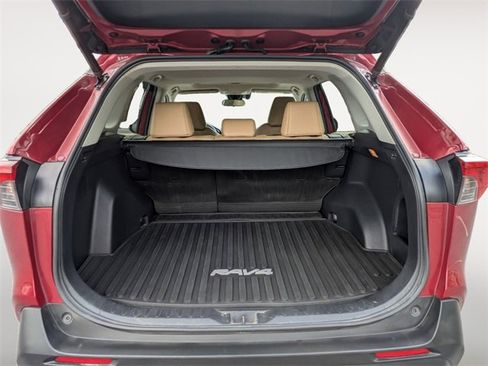 Used 2021 Toyota RAV4 XLE Premium image 27