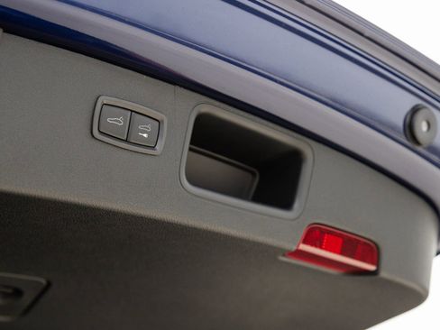 Certified 2025 Porsche Macan image 30