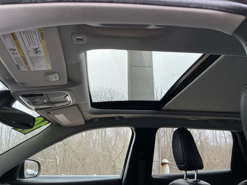 Used 2019 Jeep Cherokee Latitude Plus w/ Comfort/Convenience Group image 17