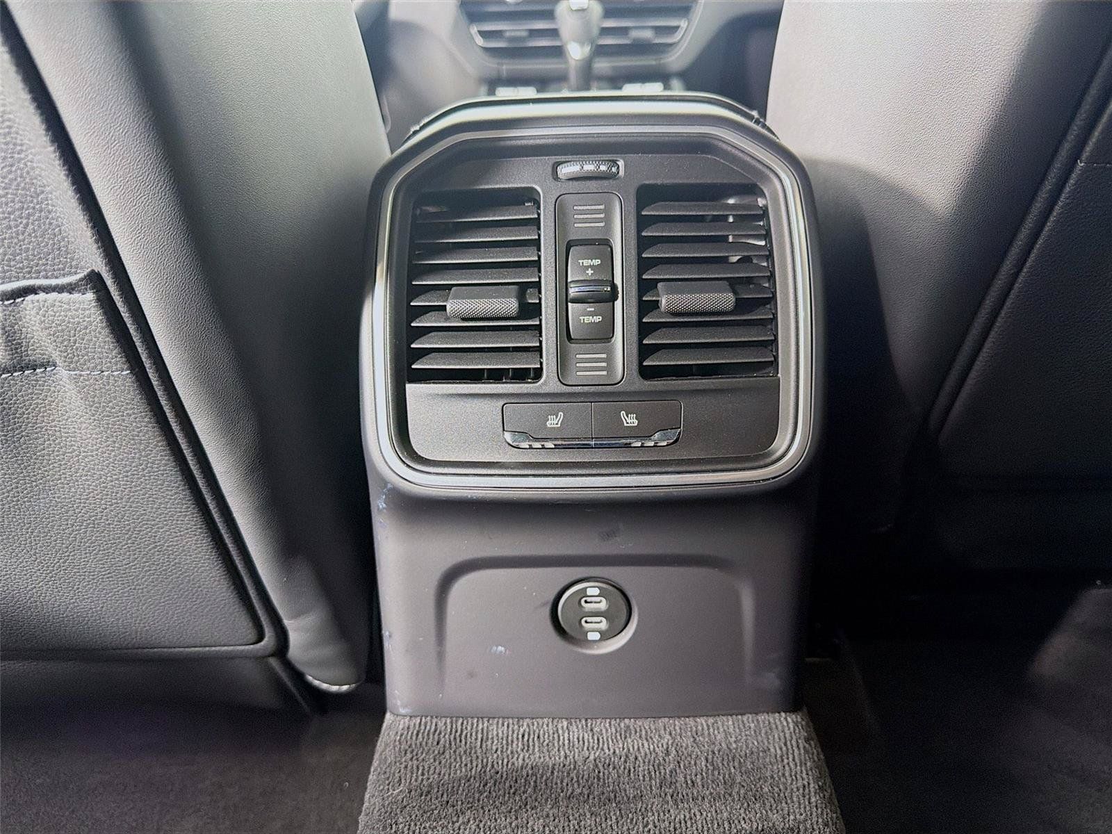 Used 2025 Porsche Macan AWD/4WD image 22