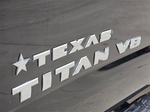 Used 2018 Nissan Titan SV w/ SV Convenience Package image 7