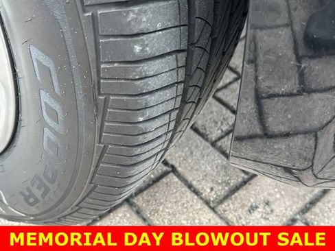 Used 2022 Chrysler Pacifica Limited w/ Uconnect Theater Family Group AWD/4WD image 12