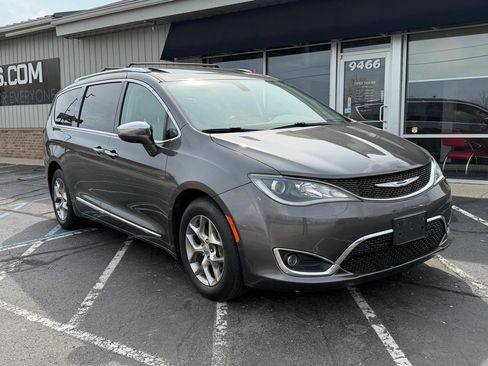 Used 2017 Chrysler Pacifica Limited w/ UConnect Theater Package image 5