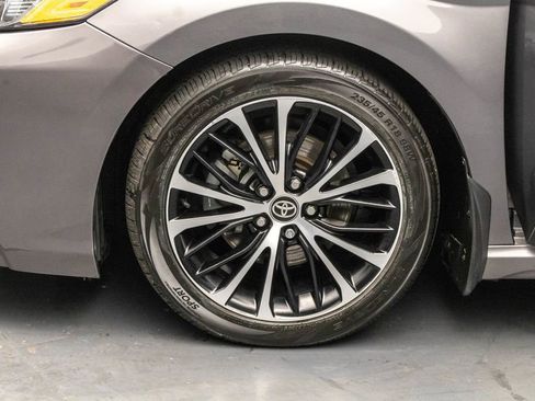 Used 2020 Toyota Camry SE w/ Moonroof Package image 36