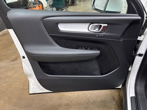 Used 2019 Volvo XC40 T4 Momentum image 11