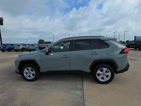 Used 2019 Toyota RAV4 XLE w/ Convenience Package FWD image 2