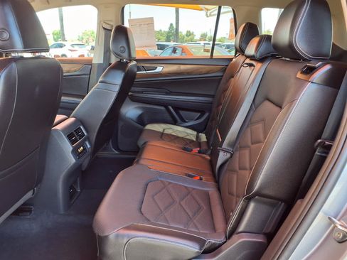 Used 2024 Volkswagen Atlas SE FWD image 11