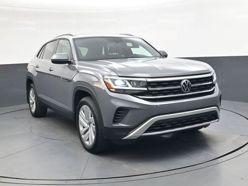 Used 2022 Volkswagen Atlas Cross Sport SE w/ Panoramic Sunroof Package image 2