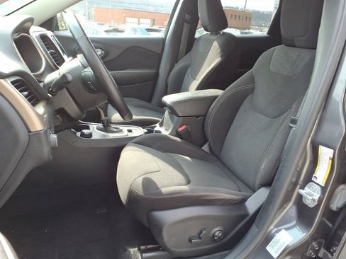 Used 2016 Jeep Cherokee Latitude AWD/4WD image 8
