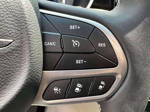 Used 2023 Chrysler Pacifica Limited w/ Uconnect Theater Family Group FWD image 21