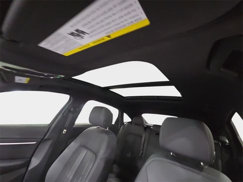 Used 2023 Audi e-tron Premium Plus w/ Premium Plus Package image 28