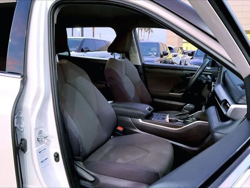 Used 2021 Toyota Highlander L image 10