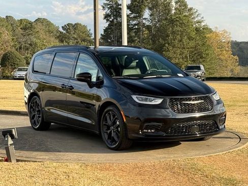 Used 2025 Chrysler Pacifica Limited image 9