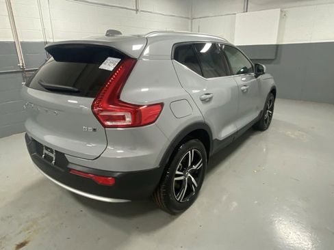 Used 2025 Volvo XC40 B5 Core image 3