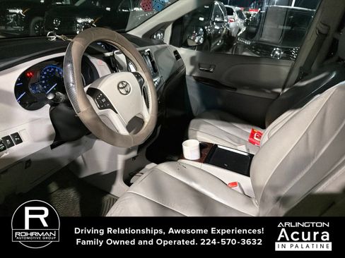 Used 2011 Toyota Sienna XLE w/ Premium Pkg FWD image 10