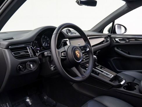 Certified 2025 Porsche Macan image 4