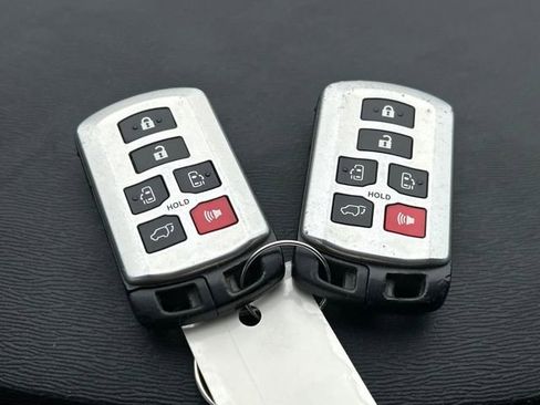 Used 2011 Toyota Sienna XLE image 32