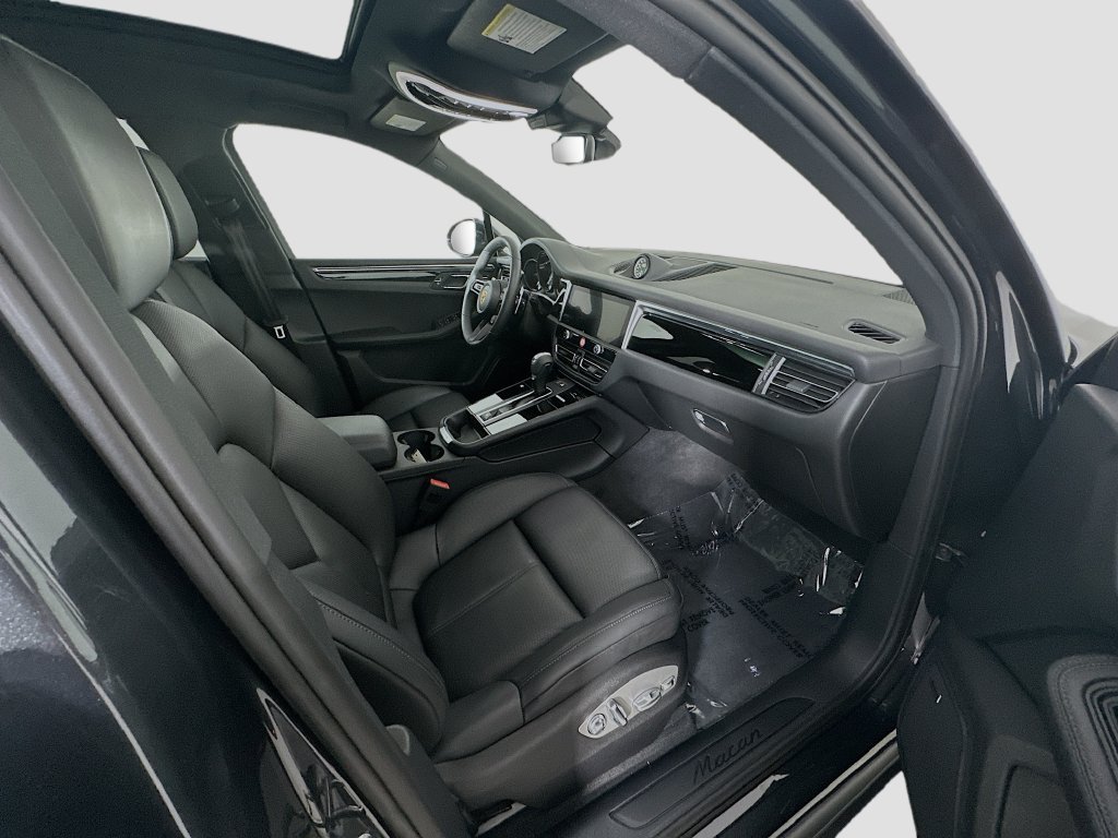 Certified 2025 Porsche Macan AWD/4WD image 30