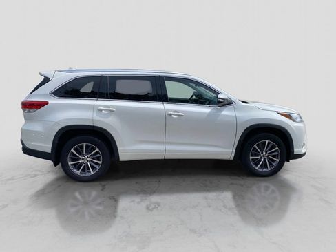 Used 2017 Toyota Highlander XLE w/ Carpet Mat Package AWD/4WD image 9