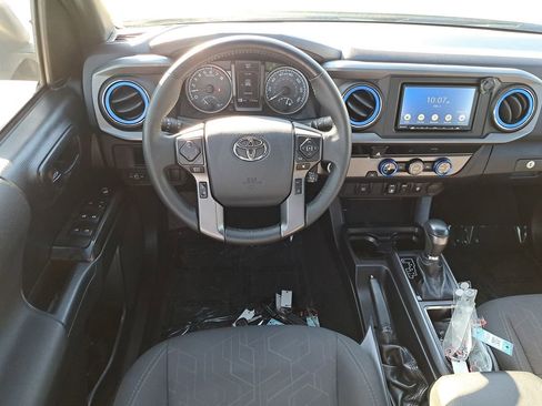 Used 2018 Toyota Tacoma TRD Sport image 11