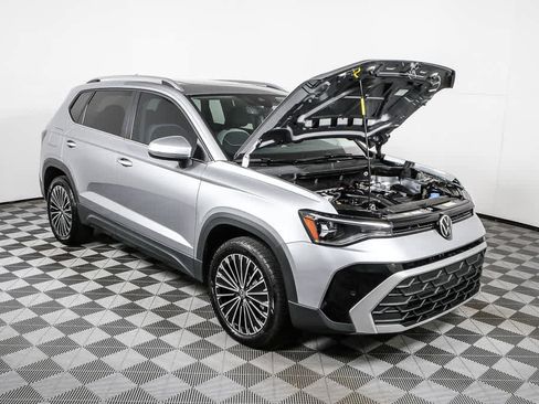 Certified 2025 Volkswagen Taos SE w/ Panoramic Sunroof Package FWD image 37