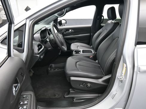New 2026 Chrysler Pacifica Select image 11