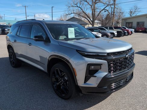 Used 2025 Chevrolet Traverse RS image 4