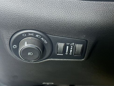 Used 2025 Jeep Compass Limited image 17