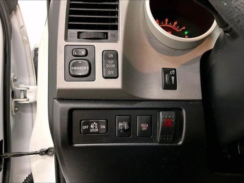 Used 2010 Toyota Tundra 4x4 CrewMax image 16