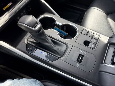 Used 2023 Toyota Highlander XLE image 28