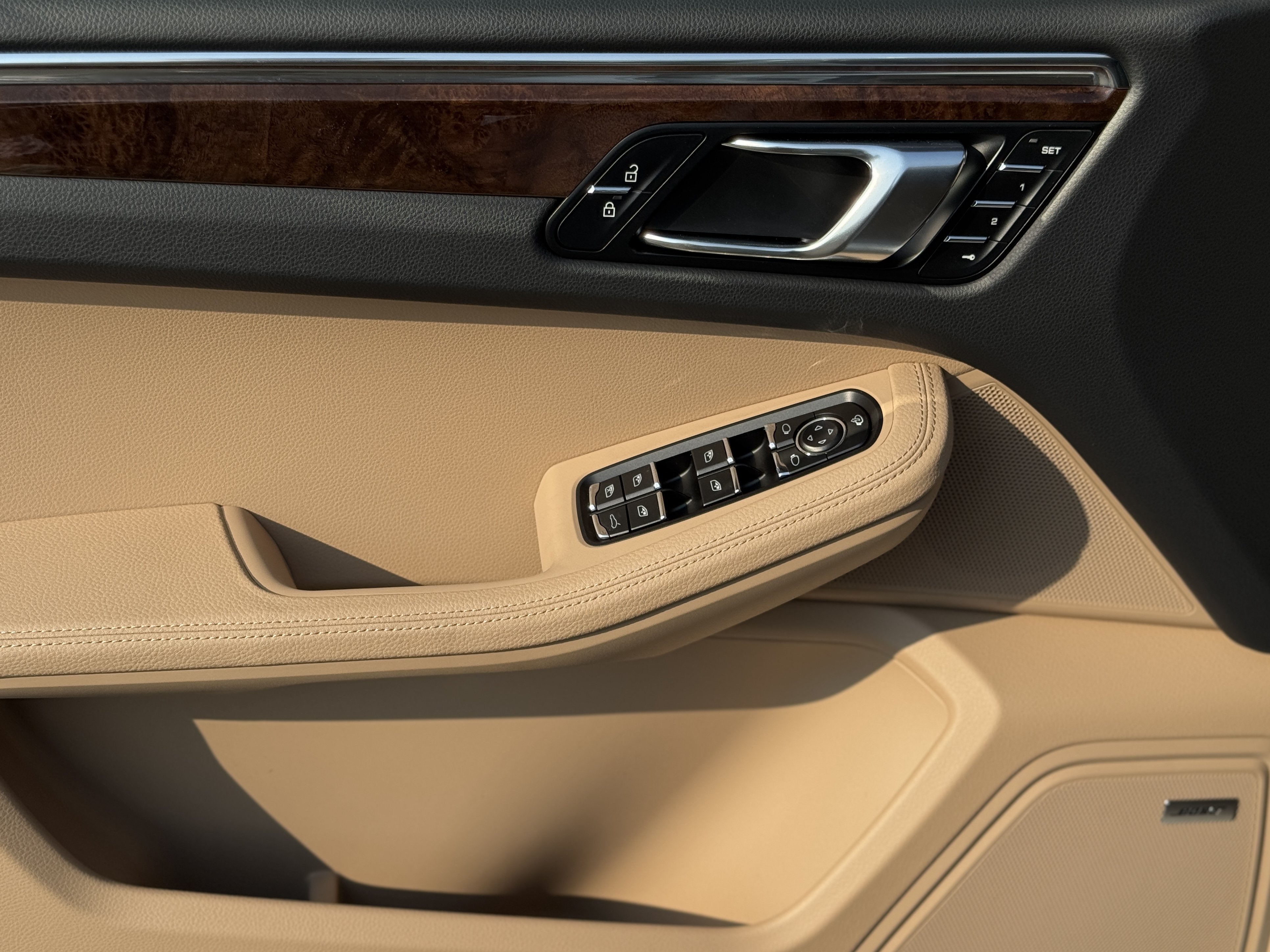 Certified 2025 Porsche Macan AWD/4WD image 27
