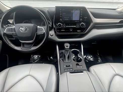 Used 2022 Toyota Highlander XLE AWD/4WD image 19