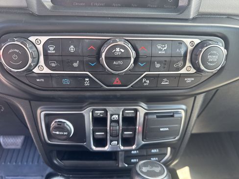Used 2022 Jeep Wrangler Unlimited Sahara AWD/4WD image 19