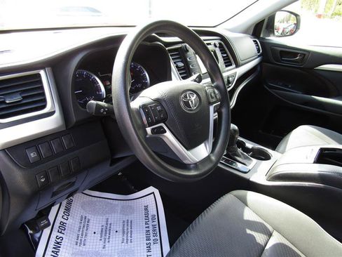 Used 2019 Toyota Highlander LE image 12