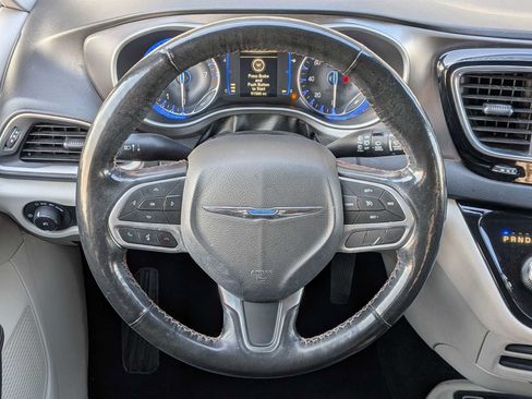 Used 2020 Chrysler Pacifica Touring-L FWD image 21